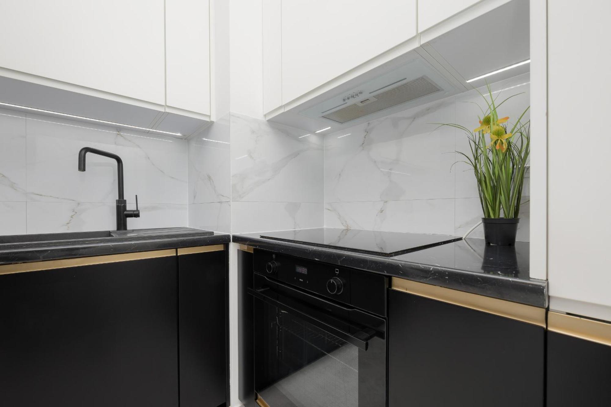 Apartment With Balcony & Parking In Warsaw By Noclegi Renters Kültér fotó